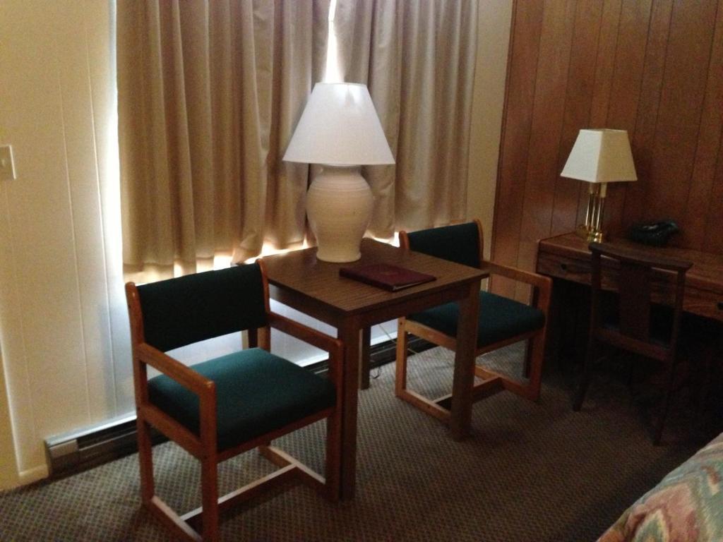 Capri Motel Mackinaw City Room photo