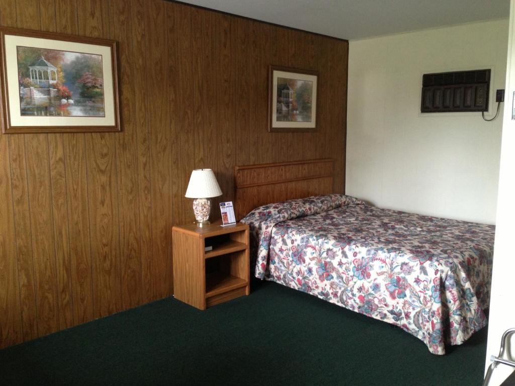 Capri Motel Mackinaw City Room photo