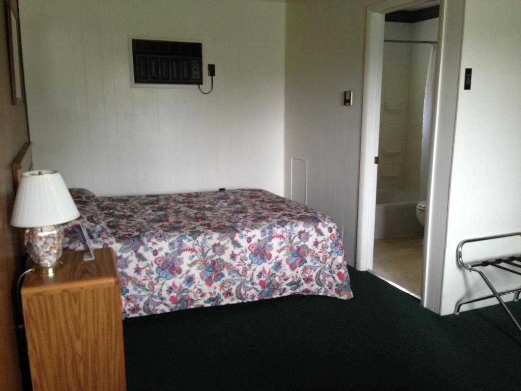 Capri Motel Mackinaw City Room photo