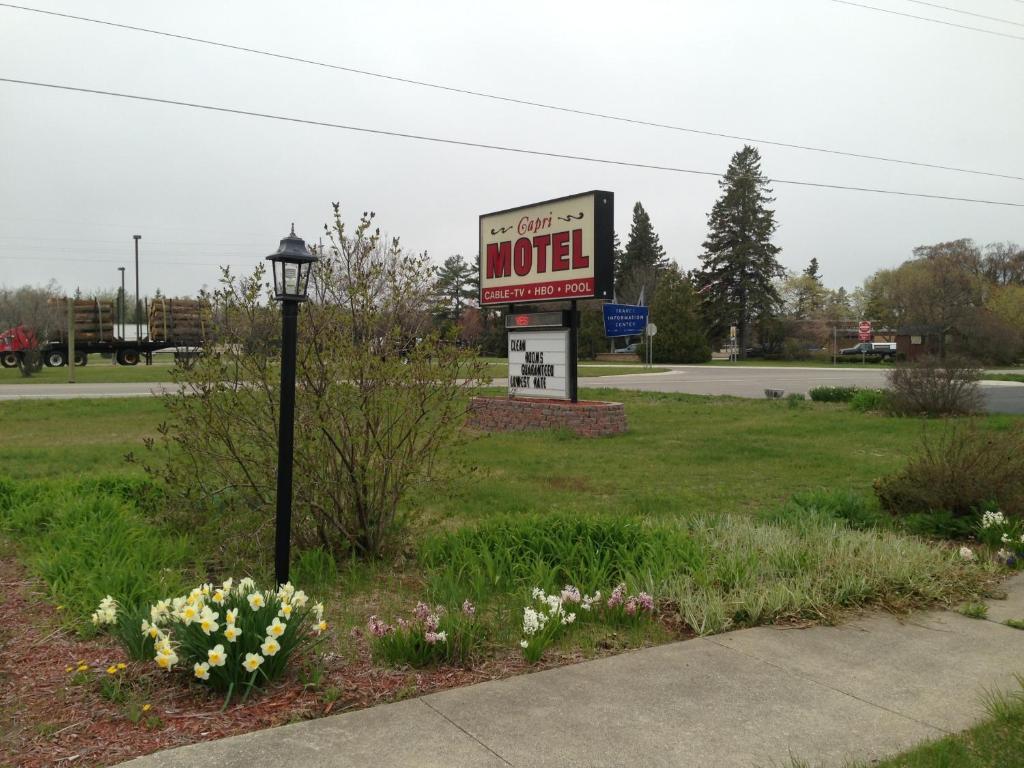 Capri Motel Mackinaw City Exterior photo