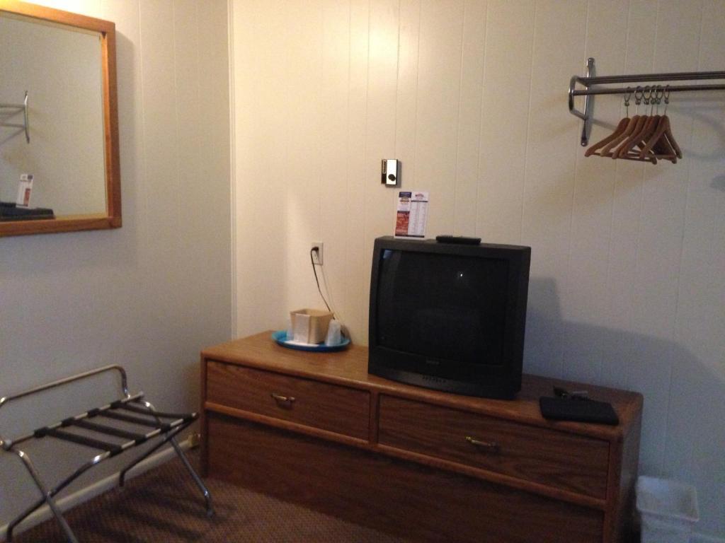 Capri Motel Mackinaw City Room photo