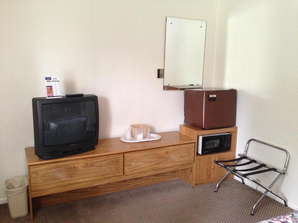 Capri Motel Mackinaw City Room photo
